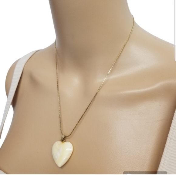 VINTAGE CARVED MOTHER OF PEARL HEART PENDANT & GOLDTONE CHAIN NECKLACE - Picture 2 of 6